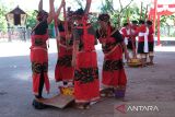 Sejumlah perempuan Suku Dayak menumbuk padi saat mengikuti lomba yang digelar dalam Pekan Gawai Dayak ke-39 di Rumah radakng, Pontianak, Kalimantan Barat, Sabtu (21/5/2025). Lomba menumbuk dan menampik padi tersebut bertujuan untuk melestarikan budaya serta tradisi turun temurun masyarakat Dayak. ANTARA FOTO/Jessica Wuysang