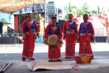 Sejumlah perempuan Suku Dayak menampik padi saat mengikuti lomba yang digelar dalam Pekan Gawai Dayak ke-39 di Rumah radakng, Pontianak, Kalimantan Barat, Sabtu (21/5/2025). Lomba menumbuk dan menampik padi yang menjadi salah satu agenda dalam PGD ke-39 tersebut bertujuan untuk melestarikan budaya serta tradisi turun temurun masyarakat Dayak. ANTARA FOTO/Jessica Wuysang