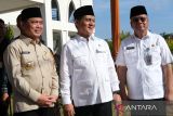 Wakil Menteri Agama Romo Muhammad Syafi'i (tengah) didampingi Gubernur Kalimantan Barat Ria Norsan (kiri) dan Sekretaris Daerah Provinsi Kalbar Harisson (kanan) melakukan pelepasan Jamaah Calon Haji Kalimantan Barat 2025 di Asrama Haji, Pontianak, Kamis (22/5/2025). Sebanyak 159 calon haji dari Kabupaten Sambas, Kalimantan Barat yang tergabung dalam kloter 21 embarkasi Batam diberangkatkan ke Tanah Suci Mekkah untuk menjalani Ibadah Haji. ANTARA FOTO/Jessica Wuysang