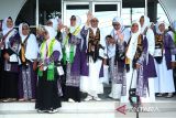 Jamaah calon haji asal Kabupaten Sambas menunggu giliran untuk menaiki bus Damri saat pelepasan calon haji Kalimantan Barat tahun 2025 di Asrama Haji, Pontianak, Kalimantan Barat, Kamis (22/5/2025). Sebanyak 159 calon haji dari Kabupaten Sambas, Kalimantan Barat yang tergabung dalam kloter 21 embarkasi Batam diberangkatkan ke Tanah Suci untuk menjalani ibadah haji. ANTARA FOTO/Jessica Wuysang