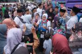 Sejumlah jamaah calon haji berpamitan dengan keluarganya saat akan diberangkatkan menuju Asrama Haji Sukolilo Surabaya, Jawa Timur di Terminal Ubung, Denpasar, Bali, Rabu (21/5/2025). Kanwil Kementerian Agama Provinsi Bali mencatat jumlah jamaah calon haji dari Bali yang dijadwalkan berangkat ke Tanah Suci Makkah pada Jumat (23/5) yakni sebanyak 672 orang. ANTARA FOTO/Nyoman Hendra Wibowo/wsj.