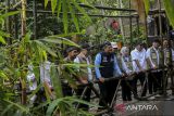 Menteri Sosial Saifullah Yusuf (keempat kiri) didampingi Direktur Jenderal Pemberdayaan Sosial Kementerian Sosial Mira Riyati Kurniasih (keempat kanan) meninjau Taman Firdaus saat kunjungan kerja di Desa Talaga, Mancak, Kabupaten Serang, Banten, Jumat (23/5/2025). Kunjungan Menteri Sosial tersebut untuk meninjau sejumlah fasilitas di kawasan yang kini menjadi model pemberdayaan desa berbasis kolaborasi lintas kementerian dan masyarakat di antaranya balai komunitas, bank sampah, Taman Firdaus, serta Rumah Sejahtera Terpadu (RST). ANTARA FOTO/Angga Budhiyanto/gp