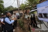 Menteri Sosial Saifullah Yusuf (kedua kiri) meninjau salah satu Rumah Sejahtera Terpadu (RST) saat kunjungan kerja di Desa Talaga, Mancak, Kabupaten Serang, Banten, Jumat (23/5/2025). Kunjungan Menteri Sosial tersebut untuk meninjau sejumlah fasilitas di kawasan yang kini menjadi model pemberdayaan desa berbasis kolaborasi lintas kementerian dan masyarakat di antaranya balai komunitas, bank sampah, Taman Firdaus, serta Rumah Sejahtera Terpadu (RST). ANTARA FOTO/Angga Budhiyanto