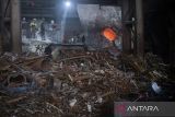 Pekerja melakukan peleburan limbah besi di salah satu pabrik kawasan Industri Millenium, Kabupaten Tangerang, Banten, Jumat (23/5/2025). Kementerian Lingkungan Hidup meminta pelaku industri di Jabodetabek mengganti sumber energi dari batu bara menjadi gas untuk mengurangi tingkat polusi udara di Jakarta dan sekitarnya saat memasuki musim kemarau. ANTARA FOTO/Putra M. Akbar/gp