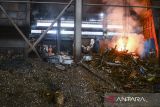 Pekerja melakukan peleburan limbah besi di salah satu pabrik kawasan Industri Millenium, Kabupaten Tangerang, Banten, Jumat (23/5/2025). Kementerian Lingkungan Hidup meminta pelaku industri di Jabodetabek mengganti sumber energi dari batu bara menjadi gas untuk mengurangi tingkat polusi udara di Jakarta dan sekitarnya saat memasuki musim kemarau. ANTARA FOTO/Putra M. Akbar/gp