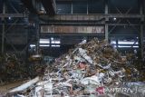 Pekerja memindahkan limbah besi untuk dilebur di salah satu pabrik kawasan Industri Millenium, Kabupaten Tangerang, Banten, Jumat (23/5/2025). Kementerian Lingkungan Hidup meminta pelaku industri di Jabodetabek mengganti sumber energi dari batu bara menjadi gas untuk mengurangi tingkat polusi udara di Jakarta dan sekitarnya saat memasuki musim kemarau. ANTARA FOTO/Putra M. Akbar/gp