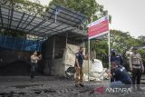 Petugas Penegakan Hukum (Gakkum) Kementerian Lingkungan Hidup memasang plang penyegelan di salah satu pabrik di Cikupa, Kabupaten Tangerang, Banten, Jumat (23/5/2025). Kementerian Lingkungan Hidup menyegel tiga pabrik di Kabupaten Tangerang berdasarkan temuan pelanggaran pengelolaan limbah dan pencemaran udara yang dapat menyebabkan kerusakan lingkungan. ANTARA FOTO/Putra M. Akbar/gp