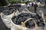 Petugas Penegakan Hukum (Gakkum) Kementerian Lingkungan Hidup berjalan di dekat karung berisi batu bara saat meninjau salah satu pabrik di Cikupa, Kabupaten Tangerang, Banten, Jumat (23/5/2025). Kementerian Lingkungan Hidup menyegel tiga pabrik di Kabupaten Tangerang berdasarkan temuan pelanggaran pengelolaan limbah dan pencemaran udara yang dapat menyebabkan kerusakan lingkungan. ANTARA FOTO/Putra M. Akbar/gp