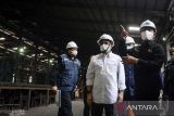 Menteri Lingkungan Hidup Hanif Faisol Nurofiq (kanan) mengimbau pekerja untuk menghentikan aktivitas pabrik di Tigaraksa, Kabupaten Tangerang, Banten, Jumat (23/5/2025). Kementerian Lingkungan Hidup menyegel tiga pabrik di Kabupaten Tangerang berdasarkan temuan pelanggaran pengelolaan limbah dan pencemaran udara yang dapat menyebabkan kerusakan lingkungan. ANTARA FOTO/Putra M. Akbar/gp