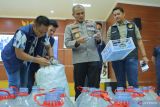 Polres Bekasi ungkap pemalsuan air galon bermerek Le Minerale