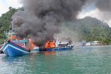 Damkar Padang padamkan kebakaran dua kapal di Pelabuhan Bungus