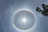 Fenomena Halo Matahari terjadi di langit Kabupaten Siak Riau