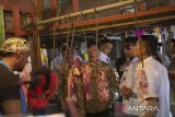 Wakil Presiden Gibran Rakabuming Raka (tengah) bersama Wakil Gubernur Jawa Barat Erwan Setiawan (kedua kanan) dan Wakil Bupati Indramayu Syaefudin (kiri) berdialog dengan pedagang di Pasar Baru Indramayu, Jawa Barat, Jumat (23/5/2025). Dalam kunjungan kerjanya di Indramayu, wapres juga meninjau pelaksanaan Cek Kesehatan Gratis (CKG), Program Makan Bergizi Gratis (MBG) dan meninjau pasar untuk memastikan ketersediaan dan stabilitas harga bahan pokok. ANTARA FOTO/Dedhez Anggara/agr
