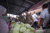 Wakil Presiden Gibran Rakabuming Raka (tengah) bersama Wakil Bupati Indramayu Syaefudin (kiri) berdialog dengan pedagang di Pasar Baru Indramayu, Jawa Barat, Jumat (23/5/2025). Dalam kunjungan kerjanya di Indramayu, wapres juga meninjau pelaksanaan Cek Kesehatan Gratis (CKG), Program Makan Bergizi Gratis (MBG) dan meninjau pasar untuk memastikan ketersediaan dan stabilitas harga bahan pokok. ANTARA FOTO/Dedhez Anggara/agr