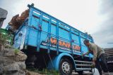 Petugas menyemprotkan disinfektan ke truk pengangkut ternak di Pasar Hewan Lumajang, Jawa Timur, Jumat (23/5/2025). Dinas Ketahanan Pangan dan Pertanian (DKPP) Kabupaten Lumajang melakukan pengawasan, pemeriksaan kesehatan dan penyemprotan disinfektan di sejumlah pasar di wilayah tersebut dalam rangka pencegahan Penyakit Hewan Menular Strategis (PHMS) mengingat arus lalu lintas ternak yang tinggi menjelang Idul Adha 1446 H. ANTARA Jatim/Irfan Sumanjaya/mas.