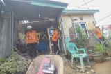 Petugas SAR Bengkulu memasang garis pembatas pada rumah terdampak gempa bumi berkekuatan magnitudo 6,3 di Kota Bengkulu, Bengkulu, Jumat (23/5/2025). Berdasarkan data sementara BPBD Provinsi Bengkulu, terdapat 34 bangunan rumah dan tempat usaha rusak akibat gempa bumi berkekuatan magnitudo 6,3 yang terjadi pada Jumat (23/5) sekitar pukul 02:52 WIB. ANTARA FOTO/Muhammad Izfaldi/Lmo/rwa.