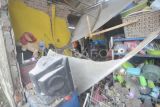Dua anak berjalan di dalam rumah yang rusak terdampak gempa bumi berkekuatan magnitudo 6,3 di Kota Bengkulu, Bengkulu, Jumat (23/5/2025). Berdasarkan data sementara BPBD Provinsi Bengkulu, terdapat 34 bangunan rumah dan tempat usaha rusak akibat gempa bumi berkekuatan magnitudo 6,3 yang terjadi pada Jumat (23/5) sekitar pukul 02:52 WIB. ANTARA FOTO/Muhammad Izfaldi/Lmo/rwa.