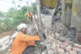 Petugas SAR Bengkulu memasang garis pembatas pada rumah terdampak gempa bumi berkekuatan magnitudo 6,3 di Kota Bengkulu, Bengkulu, Jumat (23/5/2025). Berdasarkan data sementara BPBD Provinsi Bengkulu, terdapat 34 bangunan rumah dan tempat usaha rusak akibat gempa bumi berkekuatan magnitudo 6,3 yang terjadi pada Jumat (23/5) sekitar pukul 02:52 WIB. ANTARA FOTO/Muhammad Izfaldi/Lmo/rwa.