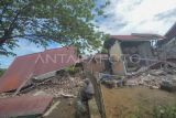 Warga duduk di dekat bangunan roboh pascagempa bumi berkekuatan magnitudo 6,3 di Kota Bengkulu, Bengkulu, Jumat (23/5/2025). Berdasarkan data sementara BPBD Provinsi Bengkulu, terdapat 34 bangunan rumah dan tempat usaha rusak akibat gempa bumi berkekuatan magnitudo 6,3 yang terjadi pada Jumat (23/5) sekitar pukul 02:52 WIB. ANTARA FOTO/Muhammad Izfaldi/Lmo/rwa.