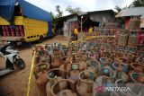Polisi memasang  garis polisi pada barang bukti tabung gas elpiji  non subsidi saat penggrebekan gudang elpiji ilegal di Desa Ateuk Jawo, Banda Aceh, Aceh, Jumat (23/5/2025). Dalam operasi tersebut, tim gabungan Polres Banda Aceh, Intel Kodam Iskandar Muda, Pertamina dan Disperindag  Aceh mengamankan satu unit gudang elpiji tanpa izin usaha berserta peralatan oplosan bbm, sebanyak 1.212 tabung gas elpiji non subsidi, sejumlah drum untuk penyimpanan minyak avtur, satu unit truk bermuatan tabung gas elpiji  dan mengamankan tujuh pekerja.  ANTARA FOTO/Ampelsa.