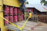 Polisi memasang  garis polisi pada barang bukti tabung gas elpiji  non subsidi saat penggrebekan gudang elpiji ilegal di Desa Ateuk Jawo, Banda Aceh, Aceh, Jumat (23/5/2025). Dalam operasi tersebut, tim gabungan Polres Banda Aceh, Intel Kodam Iskandar Muda, Pertamina dan Disperindag  Aceh mengamankan satu unit gudang elpiji tanpa izin usaha berserta peralatan oplosan bbm, sebanyak 1.212 tabung gas elpiji non subsidi, sejumlah drum untuk penyimpanan minyak avtur, satu unit truk bermuatan tabung gas elpiji  dan mengamankan tujuh pekerja.  ANTARA FOTO/Ampelsa.