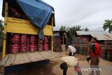 Personil Polri mengamankan barang bukti mobil truk bermuatan tabung gas elpiji  non subsidi  saat penggrebekan gudang elpiji ilegal di Desa Ateuk Jawo, Banda Aceh, Aceh, Jumat (23/5/2025). Dalam operasi tersebut, tim gabungan Polres Banda Aceh, Intel Kodam Iskandar Muda, Pertamina dan Disperindag  Aceh mengamankan satu unit gudang elpiji tanpa izin usaha berserta peralatan oplosan bbm, sebanyak 1.212 tabung gas elpiji non subsidi, sejumlah drum untuk penyimpanan minyak avtur, satu unit truk bermuatan tabung gas elpiji  dan mengamankan tujuh pekerja.  ANTARA FOTO/Ampelsa.