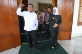 Gubernur Jawa Timur Khofifah Indar Parawansa (kanan) berbincang dengan Gubernur Banten Andra Soni (kiri) usai pertemuan di Gedung Negara Grahadi, Surabaya, Jawa Timur, Jumat (23/5/2025). Pertemuan tersebut guna membahas potensi kerja sama di antaranya dalam bidang ekonomi, perbankan dan konservasi satwa langka. ANTARA Jatim/Moch Asim.