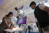 Pengunjung mengamati alat pemeriksaan gigi di salah satu stan saat Surabaya Hospital Expo di Surabaya, Jawa Timur, Jumat (23/5/2025). Pameran ituÂ  memajang berbagai inovasi peralatan kesehatan dari berbagai perusahaan alat kesehatan dalam negeri maupun luar negeri sekaligus sebagai sarana untuk memberikan informasi perkembangan alat kesehatan kepada masyarakat. ANTARA Jatim/Didik Suhartono/mas.