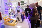 Pengunjung mengamati alat kesehatan di salah satu stan saat Surabaya Hospital Expo di Surabaya, Jawa Timur, Jumat (23/5/2025). Pameran ituÂ  memajang berbagai inovasi peralatan kesehatan dari berbagai perusahaan alat kesehatan dalam negeri maupun luar negeri sekaligus sebagai sarana untuk memberikan informasi perkembangan alat kesehatan kepada masyarakat. ANTARA Jatim/Didik Suhartono/mas.
