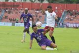 Pesepak bola Persik Kediri Dede Sapari (tengah) dan Hugo Samir (kiri) berebut bola dengan pesepak bola Borneo FC Samarinda Leo Guntara (kanan) pada pertandingan Liga 1 di Stadion Brawijaya, Kota Kediri, Jawa Timur, Jumat (23/5/2025). Pertandingan tersebut dimenangkan Borneo FC Samarinda dengan skor 2-1. Antara Jatim/Prasetia Fauzani/um