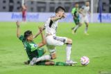 Pesepak bola Persebaya Surabaya Arief Catur Pamungkas (kiri) berebut bola dengan pesepak bola Bali United Brandon Wilson (kanan) pada pertandingan Liga 1 di Stadion Gelora Bung Tomo, Surabaya, Jawa Timur, Jumat (23/5/2025). Bali United mengalahkan tuan rumah Persebaya Surabaya dengan skor 3-1. Antara Jatim/Rizal Hanafi/um