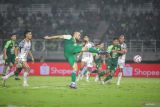 Pesepak bola Persebaya Surabaya Mohammed Rashid (kanan) menendang bola ke arah penjaga gawang Bali United pada pertandingan Liga 1 di Stadion Gelora Bung Tomo, Surabaya, Jawa Timur, Jumat (23/5/2025). Bali United mengalahkan tuan rumah Persebaya Surabaya dengan skor 3-1. Antara Jatim/Rizal Hanafi/um