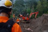 Petugas SAR gabungan mengoperasikan dua alat berat jenis eksavator untuk mencari korban longsor di Dusun Kebonagung, Desa Depok, Trenggalek, Jawa Timur, Jumat (23/5/2025). Operasi pencarian pada hari kelima ini belum berhasil menemukan empat dari enam korban longsor karena kendala cuaca, luasnya area longsor serta banyaknya material tanah bercampur batu dan reruntuhan bangunan. Antara Jatim/Destyan Sujarwoko/um