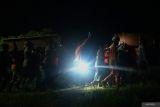SAR gabungan bersama masyarakat melakukan prosesi pemakaman empat jenazah korban longsor di Tempat Pemakaman Umum (TPU) Desa Depok, Trenggalek, Jawa Timur, Sabtu (24/5/2025). Keempat korban longsor yang masih satu keluarga dimakamkan dalam satu liang lahat setelah terlebih dahulu dilakukan identifikasi oleh tim forensik di RSUD dr. Soedomo, Trenggalek. Antara Jatim/Destyan Sujarwoko/um