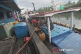 Warga melakukan pengisian bahan bakar minyak (BBM) jenis solar di Stasiun Pengisian Bahan Bakar Umum Nelayan (SPBUN) kampung Bahari Kota Bengkulu, Bengkulu, Jumat (23/5/2025). PT Pertamina Patra Niaga Regional Sumbagsel menyebut kuota bahan bakar minyak (BBM) jenis solar di wilayah Provinsi Bengkulu dengan sebanyak 650 sampai 700 kiloliter per bulan cukup sehingga tidak akan mengganggu aktivitas melaut para nelayan. ANTARA FOTO/Muhammad Izfaldi