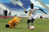 Pesepak bola Arema FC Charles Lokoli Ngoy (kanan) merebut bola dari pesepak bola Semen Padang Tin Martic (kiri) yang terjatuh dalam pertandingan Liga 1 di Kanjuruhan, Malang, Jawa Timur, Sabtu (24/5/2025). Arema FC kalah dari Semen Padang dengan skor akhir 2-0. ANTARA Jatim/Ari Bowo Sucipto/mas.
