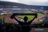 Ribuan penonton memberikan dukungan saat pertandingan Persib Bandung melawan Persis Solo pada laga terakhir BRI Liga 1 2024/2025 di Stadion Gelora Bandung Lautan Api (GBLA), Bandung, Jawa Barat, Sabtu (24/5/2025). ANTARA FOTO/Novrian Arbi/agr