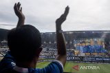 Suporter Persib Bandung membentangkan koreografi dukungan saat pertandingan Persib Bandung melawan Persis Solo pada laga terakhir Liga 1 2024/2025 di Stadion GBLA, Bandung, Jawa Barat, Sabtu (24/5/2025). ANTARA FOTO/Novrian Arbi/agr