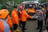 Kepala Kantor SAR Kelas A Surabaya, Nanang Sigit (ketiga kiri) menyerahkan secara simbolis temuan jenazah korban longsor ke Kapolres Trenggalek AKBP Ridwan Maliki di depan Posko SAR gabungan di Desa Depok, Trenggalek, Jawa Timur, Sabtu (24/5/2025). Empat korban longsor berhasil dievakuasi sehingga total  enam korban seluruhnya telah ditemukan selama enam hari operasi pencarian di titik longsor utama. ANTARA Jatim/Destyan Sujarwoko/mas.