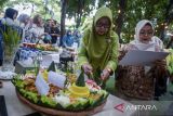 Dewan juri mencicipi nasi tumpeng saat lomba kreasi tumpeng di Hutan Kota Tangerang, Banten, Sabtu (24/5/2025). Lomba yang dinilai berdasarkan kreativitas, cita rasa serta kandungan gizi makanan tersebut sebagai upaya mempopulerkan kembali hidangan tradisional khas Indonesia. ANTARA FOTO/Putra M. Akbar/gp