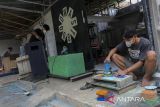 Pekerja menyelesaikan pembuatan tempat sampah berbahan dasar sampah plastik di rumah industri Wastgood, Cikeusal, Kabupaten Serang, Banten, Sabtu (24/5/2025). Rumah industri tersebut memproduksi beragam furnitur dari daur ulang sampah plastik jenis LDPE (Low-density Polyethylene) dan HDPE (High-density Polyethylene) di antaranya kursi, meja, rak, serta suvenir lainnya yang dipasarkan ke Jakarta, Bandung, Lampung, Bali, hingga Makassar dengan harga Rp16 ribu-Rp3,5 juta. ANTARA FOTO/Angga Budhiyanto/gp