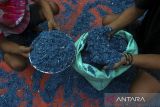 Pekerja menunjukkan cacahan sampah plastik untuk bahan dasar pembuatan furnitur di rumah industri Wastgood, Cikeusal, Kabupaten Serang, Banten, Sabtu (24/5/2025). Rumah industri tersebut memproduksi beragam furnitur dari daur ulang sampah plastik jenis LDPE (Low-density Polyethylene) dan HDPE (High-density Polyethylene) di antaranya kursi, meja, rak, serta suvenir lainnya yang dipasarkan ke Jakarta, Bandung, Lampung, Bali, hingga Makassar dengan harga Rp16 ribu-Rp3,5 juta. ANTARA FOTO/Angga Budhiyanto/gp