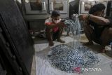 Pekerja menyiapkan cacahan sampah plastik sebagai bahan dasar pembuatan furnitur di rumah industri Wastgood, Cikeusal, Kabupaten Serang, Banten, Sabtu (24/5/2025). Rumah industri tersebut memproduksi beragam furnitur dari daur ulang sampah plastik jenis LDPE (Low-density Polyethylene) dan HDPE (High-density Polyethylene) di antaranya kursi, meja, rak, serta suvenir lainnya yang dipasarkan ke Jakarta, Bandung, Lampung, Bali, hingga Makassar dengan harga Rp16 ribu-Rp3,5 juta. ANTARA FOTO/Angga Budhiyanto/gp