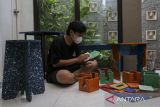 Pekerja membersihkan furnitur berbahan dasar sampah plastik pesanan pelanggan di rumah industri Wastgood, Cikeusal, Kabupaten Serang, Banten, Sabtu (24/5/2025). Rumah industri tersebut memproduksi beragam furnitur dari daur ulang sampah plastik jenis LDPE (Low-density Polyethylene) dan HDPE (High-density Polyethylene) di antaranya kursi, meja, rak, serta suvenir lainnya yang dipasarkan ke Jakarta, Bandung, Lampung, Bali, hingga Makassar dengan harga Rp16 ribu-Rp3,5 juta. ANTARA FOTO/Angga Budhiyanto/gp