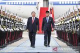 Perdana Menteri China Li Qiang (kiri) didampingi Menteri Investasi/Kepala BPKM Rosan Roeslani (kanan) menuju kendaraan setibanya di Pangkalan Udara TNI AU Halim Perdanakusuma, Jakarta, Sabtu (24/5/2025). Kunjungan kenegaraan PM China ke Indonesia pada tanggal 24-26 Mei tersebut dalam rangka kunjungan balasan yang dilakukan Presiden Prabowo Subianto ke China pada 8-10 November 2024 lalu. ANTARA FOTO/Galih Pradipta/gp