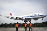 Pesawat yang membawa Perdana Menteri China Li Qiang tiba di Pangkalan Udara TNI AU Halim Perdanakusuma, Jakarta, Sabtu (24/5/2025). Kunjungan kenegaraan PM China ke Indonesia pada tanggal 24-26 Mei tersebut dalam rangka kunjungan balasan yang dilakukan Presiden Prabowo Subianto ke China pada 8-10 November 2024 lalu. ANTARA FOTO/Galih Pradipta/gp