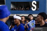 Suasana suporter Persib Bandung sebelum menyaksikan pertandingan Persib Bandung di Stadion GBLA, Bandung, Jawa Barat, Sabtu (24/5/2025). Persib Bandung yang sudah dipastikan meraih gelar Juara BRI Liga 1 2024/2025 akan menjalani laga terakhir melawan Persis Solo. ANTARA FOTO/Novrian Arbi/agr