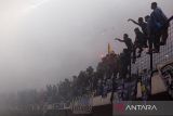 Penonton bersorak didalam kabut suar (flare) saat seremoni perayaan Persib Bandung juara BRI Liga 1 2024/2025 di Stadion GBLA, Bandung, Jawa Barat, Sabtu (24/5/2025). Sebanyak 28.335 penonton menyaksikan secara langsung pengangkatan trofi juara Persib Bandung. ANTARA FOTO/Novrian Arbi/agr