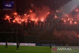 Penonton menyalakan suar (flare) usai pertandingan Persib Bandung melawan Persis Solo laga BRI Liga 1 2024/2025 di Stadion GBLA, Bandung, Jawa Barat, Sabtu (24/5/2025). Sebanyak 28.335 penonton menyaksikan secara langsung pengangkatan trofi juara Persib Bandung. ANTARA FOTO/Novrian Arbi/agr