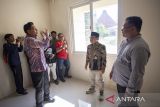 Menteri Koordinator Bidang Pemberdayaan Masyarakat (Menko PM) Muhaimin Iskandar (kedua kanan) berbincang dengan Bupati Indramayu Lucky Hakim (kedua kiri) saat meninjau gedung yang akan dijadikan Sekolah Rakyat di Indramayu, Jawa Barat, Sabtu (24/5/2025). Kunjungan Menko PM tersebut melihat secara langsung sarana dan prasarana persiapan Sekolah Rakyat di Indramayu. ANTARA FOTO/Dedhez Anggara/agr
